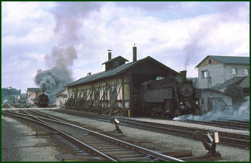 Whrend 93.1430 Mit viel Getse Richtung Zwettl abfhrt, raucht die 93.1322 vor dem altersschwachen Lokschuppen von Schwarzenau vor sich hin. (Archiv 09/75)