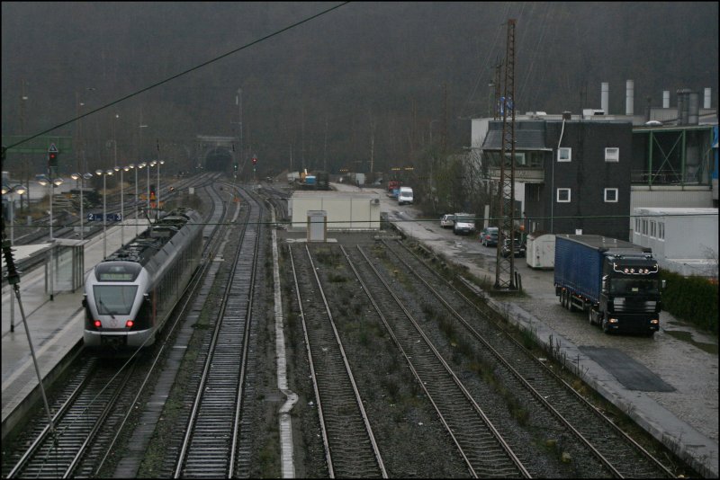 Whrend die Abellio FLIRTS langsam einige Gebrauchsspuren bekommen (Heute den ersten FLIRT mit Graffiti gesichtet) ist der Lkw rechts im Bild noch sauber.....ABR99609 beschleunigt aus dem Bahnhof Werdohl Richtung Essen Hbf. (21.01.2008)
