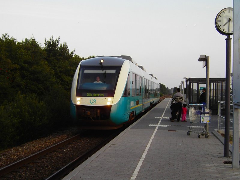 Whrend der Abenddmmerung, fhrt ein Lint41 der Arriva Tog A/S in den Haltepunkt Esbjerg-Gjesing ein. Der Zug fhrt von Esbjerg aus bis Skjern