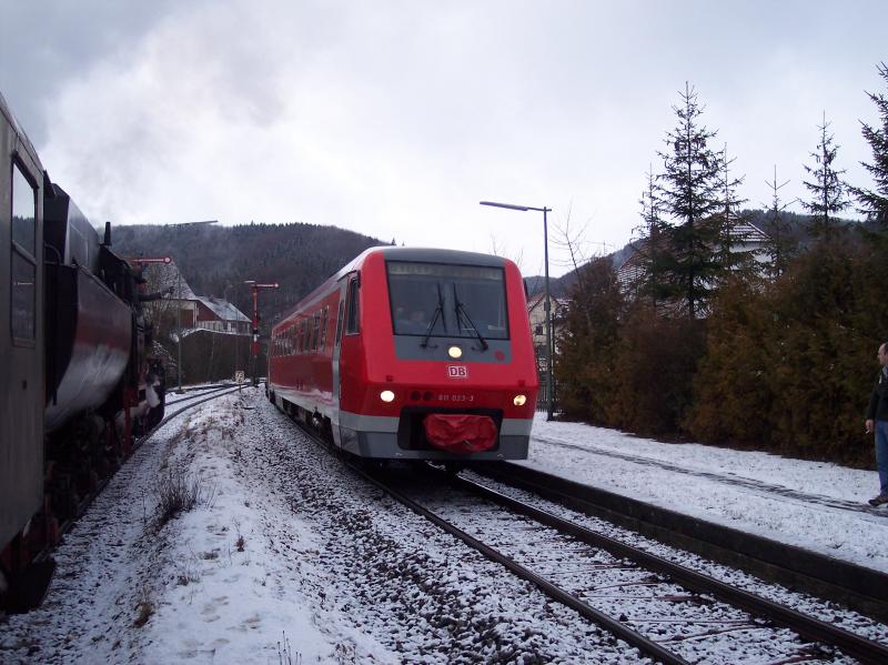 Whrend der Abschiedsfahrt mit 52 7596 der EFZ, begegnete dem Dampfsonderzug 611 023 im Bahnhof Strozingen.