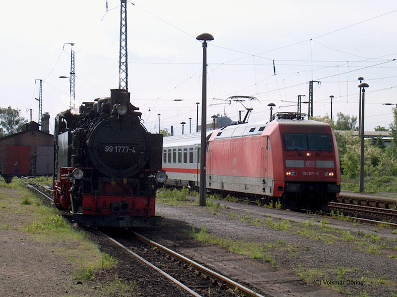 Während auf Gleis 1 sich 99 1777-4 ( ex DR 99 777; DB EDV-Nr. 099 741-1) nach Ankunft mit RB 27793 gemütlich zum Wassernehmen begibt fährt auf Gleis 2  101 071 mit IC 2140 nach Dortmund durch. (Radebeul-Ost 20.05.03)
