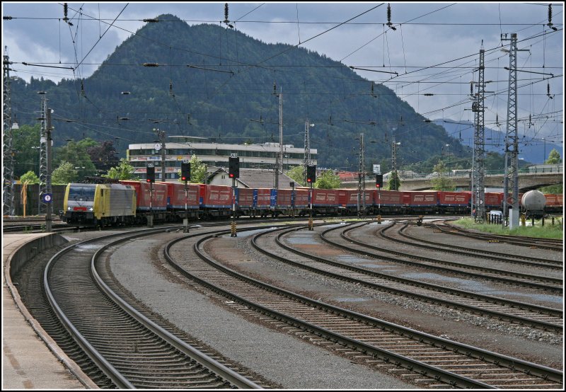 ...whrend auf Gleis 2 die E189 907RT mit dem DGS DGS 43138  WINNER-EXPRESS  von Verona nach Wuppertal Langerfeld einfhrt.