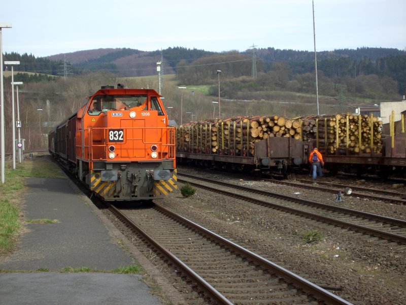 Whrend auf den Nachbargleisen Holz verladen wird, durchfhrt die RBH 832 (MAK 1206) am 01.04.08 mit einem Gterzug den Bahnhof in Arnsberg in Richtung Schwerte.