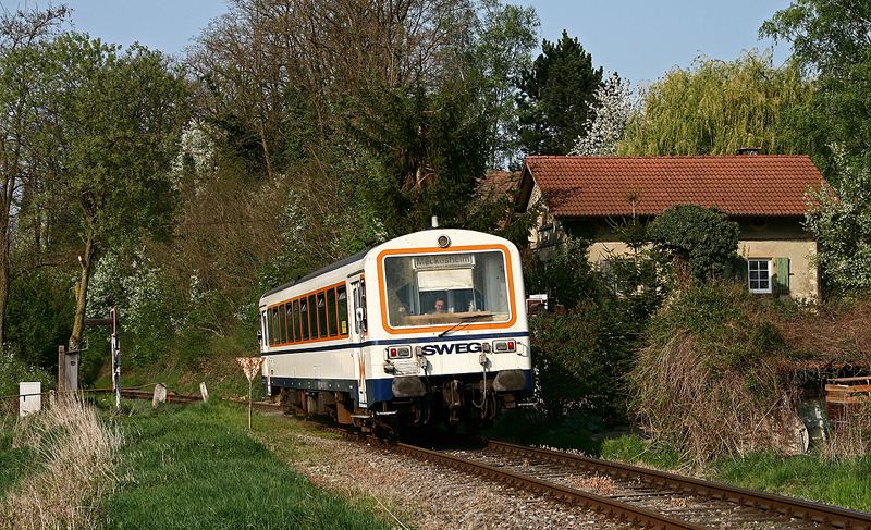 Whrend auf der Strecke nach Hffenhardt der Verkehr ausschlielich von MAN Schienenbussen bestritten wird, setzt die SWEG Waibstadt auf der Strecke nach Aglasterhausen ihren einzigen NE 81 ein. Der 1981 gebaute und bei der SWEG unter der Bezeichnung VT 120 laufende Triebwagen ist am Abend des 15. April 2009 als SWE 70742 von Aglasterhausen nach Meckesheim bei Helmstadt (Baden) unterwegs.