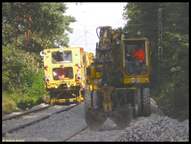 Whrend der Bagger rechts im Bild am 20.08.2006 noch die Schotterberge auf dem sdlichen Gleis des erneuerten Abschnitts zwischen den Haltestellen Kiesschneise und Waldau verteilte, war auf dem nrdlichen Gleis bereits die Gleisstopfmaschine im Einsatz.