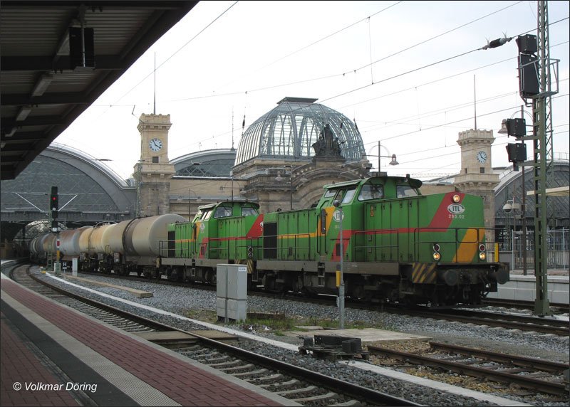 Whrend der Bauarbeiten am Hauptbahnhof fahren alle Gterzge durch die Halle; hier ein Kesselwagenzug gezogen von Doppeltraktion zweier ex DR V100: 293.01 und 293.02 von ITL - Dresden, 07.03.2007
