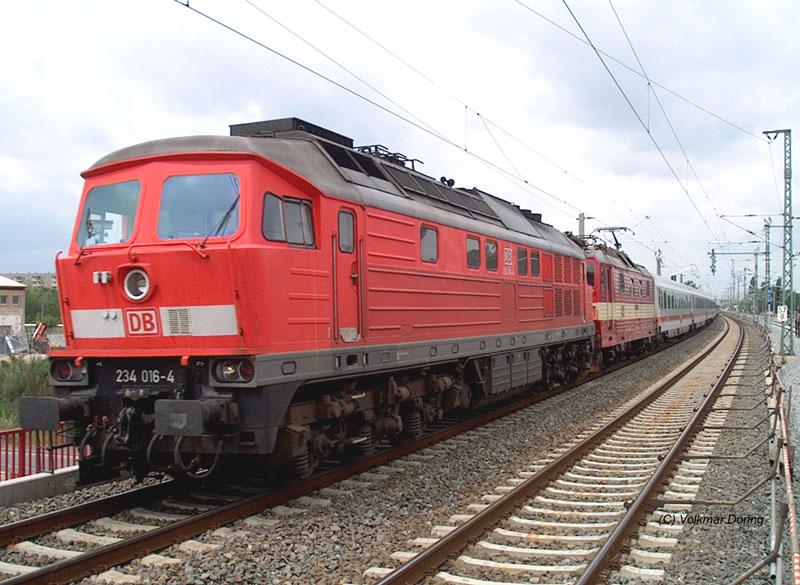 W�hrend der Bauarbeiten zur Beseitigung der Hochwassersch�den wurde dem EC 173 Hamburg-Wien zwischen Dresden und Decin (Tetschen-Bodenbach) zus�tzlich eine  Ludmilla  vorgespannt. Hier: DB-Diesellok 234 016 vor der CD E-Lok 371 (003 oder 004) bei Dresden-Reick - 15.07.2004
