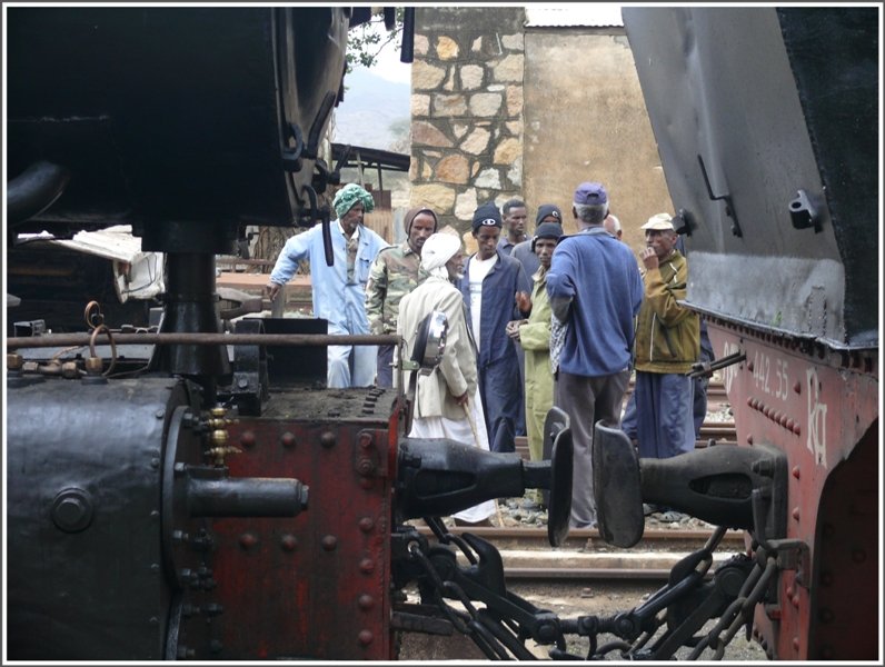 Whrend die beiden Dampfloks in Ghinda mit Nachschub versorgt werden, bleibt gengend Zeit fr ein Palaver zwischen Einheimischen und Bahnpersonal. (29.10.2008)