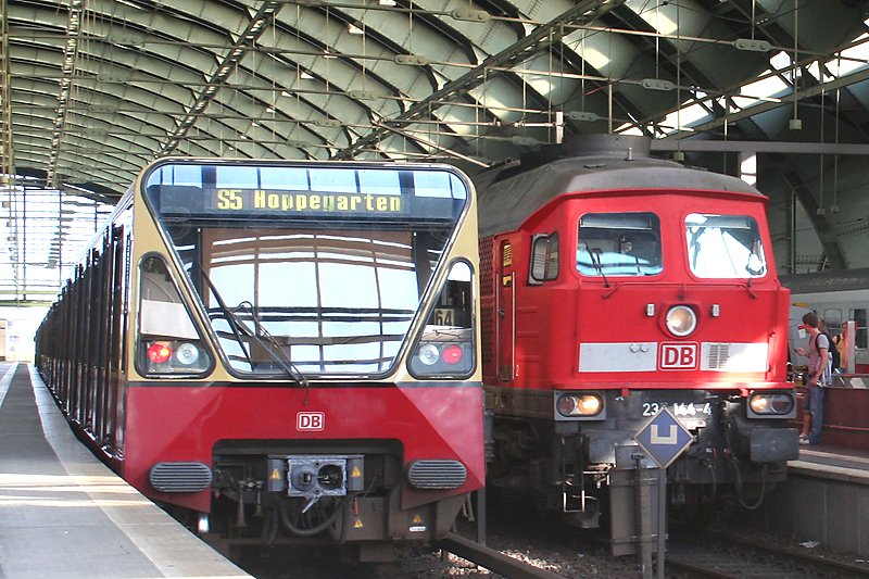 Whrend eine BR480 der S-Bahn Berlin die Berufspendler Richtung Hoppegarten in den Feierabend befrdert, rollt auf dem Nachbargleis 7 der Eurocity aus Warschau ein. Das Motorengerusch der 232 drhnt durch die ganze Halle des Berliner Ostbahnhofs.
(20.08.2007)