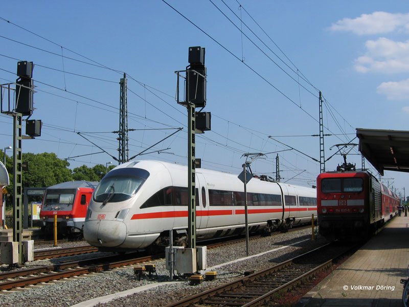 Whrend in Bchen auf Gleis 4 RB 11924 nach Aumhle und auf Gleis 1 die schiebende 114 037 mit dem RE 33013 nach Rostock bereitstehen, rauscht auf Gleis 2 der ICE Hamburg - Berlin bestehend aus den BR 411  Arnstadt  und  Reutlingen  durch; 04.07.2005
