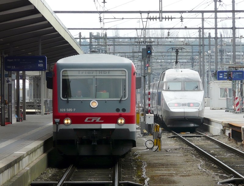 Whrend der CFL Triebzug 928 505-7 im Bahnhof von Luxemburg zur Abfahrt nach Trier bereit steht, wartet daneben der TGV 552 auf die Fahrtfreigabe in Richtung Paris am 05.04.08.