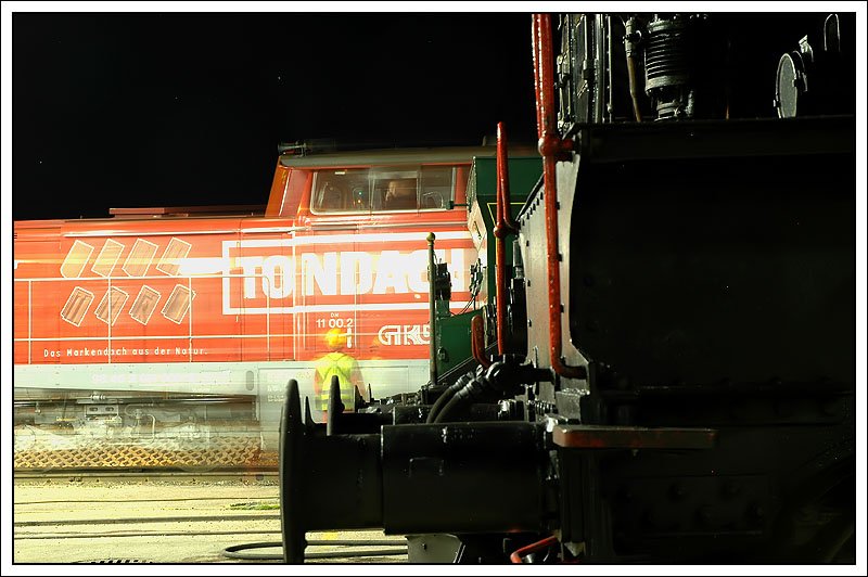 Whrend die Dampflokomotiven am 18.5.07 am Graz-Kflacher Bahnhof ihre Nachtruhe abhielten, war 1100.2 fleiig im Verschubeinsatz.