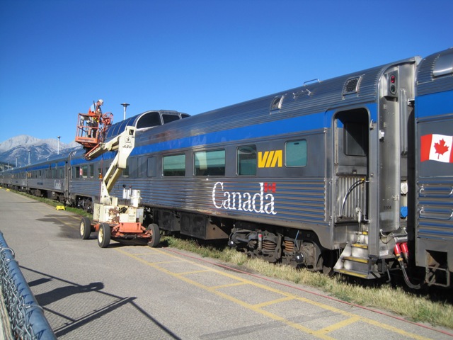 Whrend dem Aufenthalt des  The Canadian  in Jasper werden die Fenster
der Domecars gereinigt.