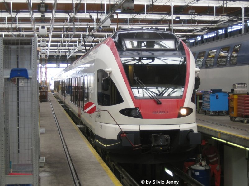 Whrend dem Tag der offenen Tr am 19.9.09 in der Unterhaltsanlage konnte man auch zuschauen, wie ein Seehas-Flirt whrend dem Wochenendunterhalt unterhalten wird. Auszustellendes Objekt war der RABe 526 653-1.