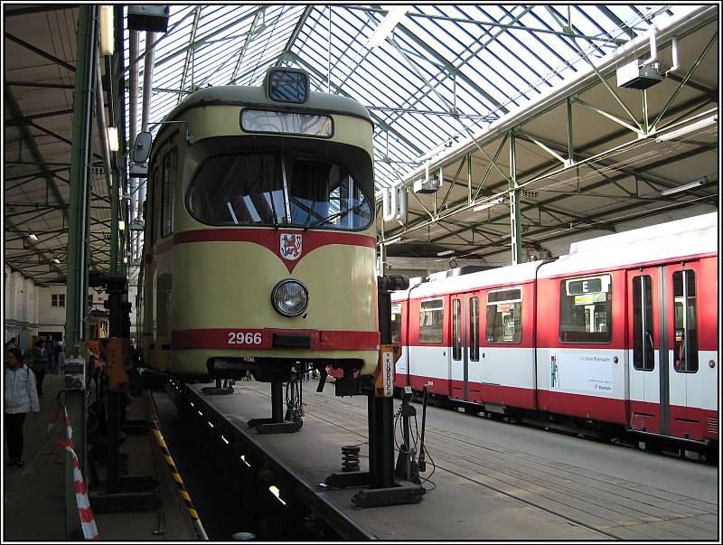 Whrend des Tages der offenen Tr im Depot Steinberg der Rheinbahn am 14.09.2008 konnte man auch einen Blick in die Hallen werfen, hier mit der aufgebockten Tram 2966.