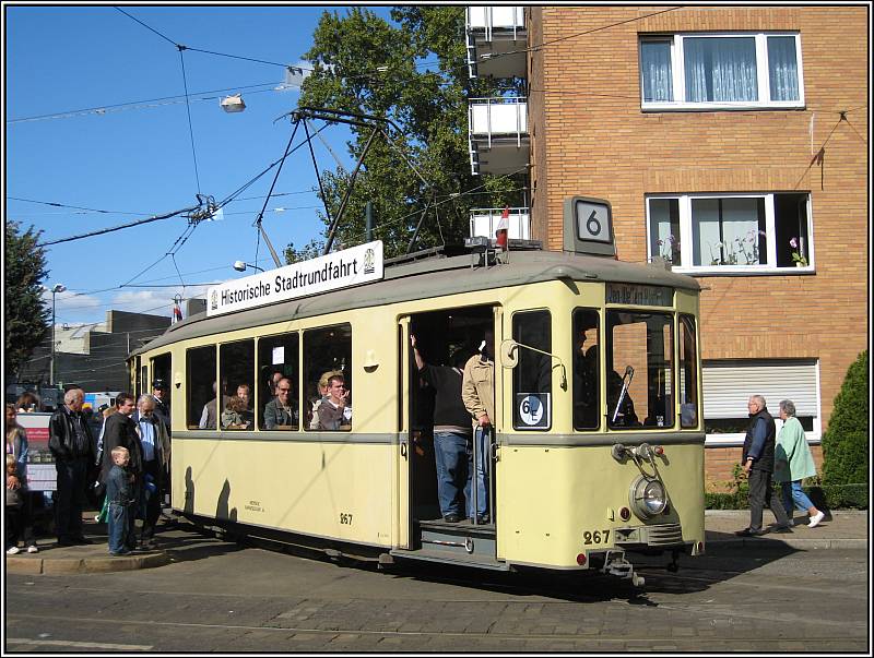 Whrend des Tages der offenen Tr im Depot Steinberg der Rheinbahn am 14.09.2008 wurde historische Tram 267 fr Sonderfahrten in die Innenstadt genutzt. Hier steigen gerade Leute an der Einfahrt zum Depot in die Bahn, um zum Jan-Wellem-Platz zu fahren. 
