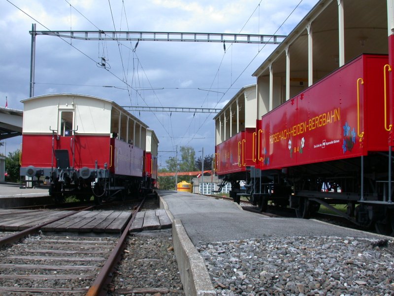 Whrend diesen heissen Sommertagen werden die  klimatisierten  Sommerwagen rege bentzt. Je nach Andrang werden wie am 02.08.2006 um 16.05Uhr alle 5 Sommerwagen zur Rckfahrt nach Rorschach Hafen angehngt.