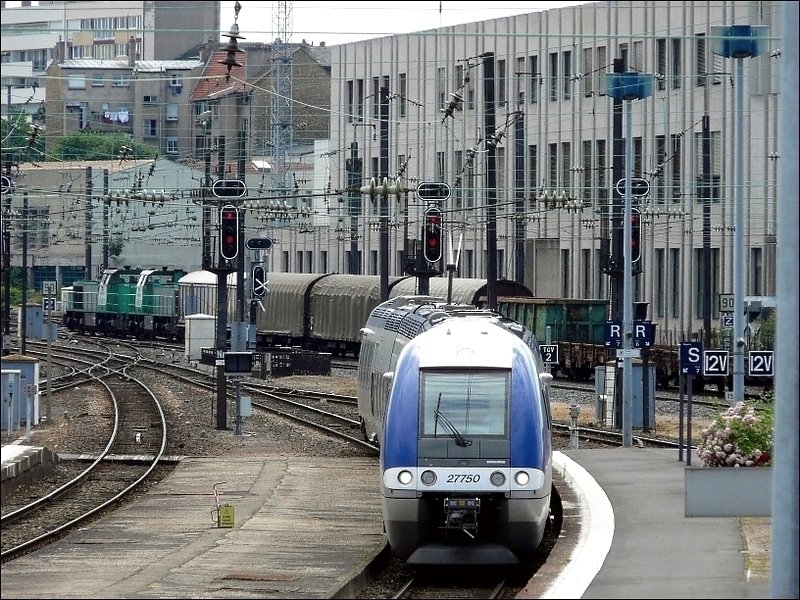 Whrend eine Doppeltraktion BB 61000 (MaK G 1206) mit ihrem Gterzug den Bahnhof von Metz verlsst, fhrt der Triebzug Z 27750 aus Richtung Nancy ein. 22.06.08. (Jeanny)