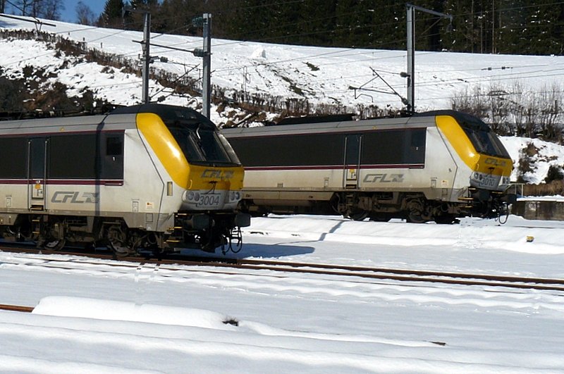 Whrend E-Lok 3004 am 23.03.08 auf einem Nebengleis abgestellt ist, fhrt E-Lok 3010 mit IR 117 aus Richtung Lttich in den Bahnhof von Troisvierges ein.
