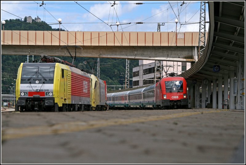 Whrend die E189 910 und die ES64U2-028 auf die Schiebelok warten, rollt am Bahnsteig die 1116 185 mit dem EC 87  TIEPOLO , von Mnchen nach Venezia Santa Lucia ein.