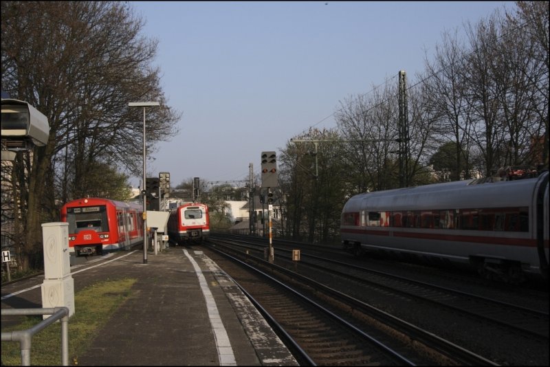 Whrend ein 474er als S3 nach Altona die Station Holstenstrae erreicht verlsst ein 472er als S21 die Station in Richtung Dammtor. Rechts sind zwei 411er ebenfalls in Richtung Dammtor unterwegs. (11.04.2009)