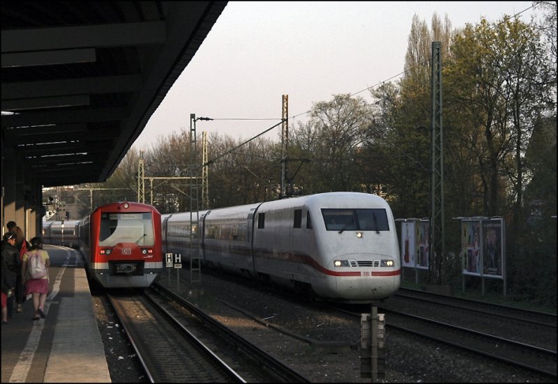 W�hrend ein 474er nach Berliner Tor unterwegs ist, hat 401 053/553 (9380 5401 553-3 D-DB) als ICE 586, M�nchen Hbf - Hamburg-Altona, dass Ziel fast erreicht. (11.04.2009)
