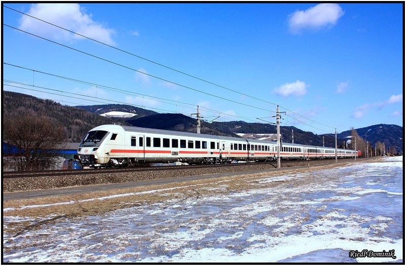 Whrend ein eisig kalter Wind durchs Murtal pfeift rollt die DB Wendezugganitur mit der schiebenden 101 093 heimwrts. Niklasdorf 15.02.2009 