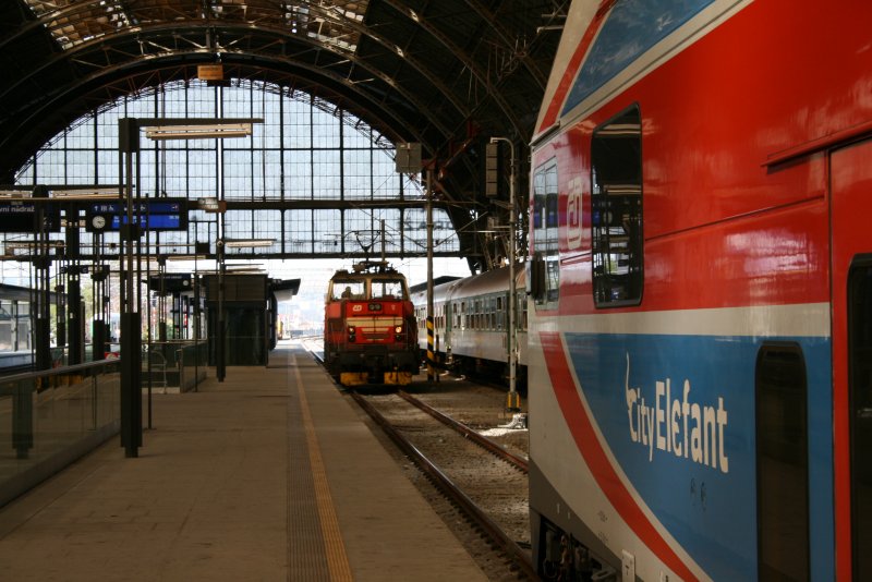Whrend ein Triebzug der Baureihe 471 auf die Abfahrt wartet,fhrt Rangierlok 111 035-2 ins selbe Gleis ein.Aufgenommen am 03.05.09.