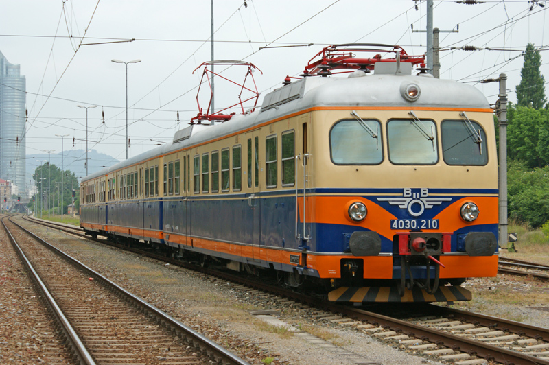 W�hrend die einen Das Kraftwerk Freudenau besichtigten, ruhte sich 4030 entspannt aus, f�hrt am 16.5.2009 den Sdz 16269 Wien Nord - Payerbach - Wien Nord.