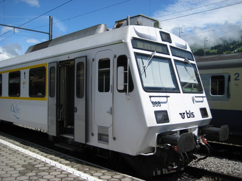 Whrend er im Winter den Schneezug Whitebull anfhrt, wirbt er im Sommer fr den Thuner- und Brienzersee. ABt 988 der bls in Zweisimmen.(12. Juli 2008)