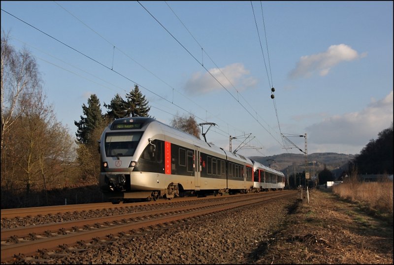 Whrend ET22008 die Waschstrae noch nicht besucht hat, glnzt der  groe Bruder  ET23 in der Abendsonne des 19.03.2009. Hier sind beide als ABR99775 (RB91  Ruhr-Sieg-Bahn ) von Siegen/Iserlohn nach Hagen Hbf unterwegs. (19.03.2009)
