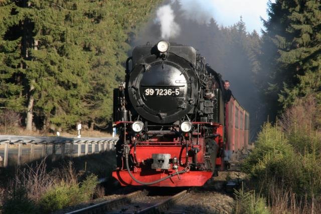 W�hrend im Flachland dickster Nebel herrschte, gab es bei uns in den Bergen weihnachtlichen Sonnenschein. Das Ph�nomen nennt man Inversions- oder Topfdeckelwetter. Somit zieht 99 7236 ihren Zug im sch�nsten Sonnenlicht von Drei-Annen-Hohne nach Elend; 24.12.2006