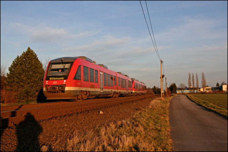 Whrend der frhen Abendstunden des 28.12.2007 durchfahren zwei 648er als RE57 (RE 29524)  Dortmund-Sauerland-Express  nach Dortmund Hbf das Ruhrtal bei Wickede (Ruhr).
