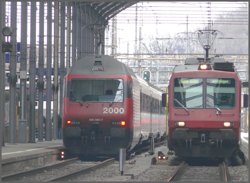 Whrend fr den RBDe 560 Pendel hier Endstation ist, schiebt die Re 460 060-7 ihren IR aus der Bahnhofhalle von Olten. (18.03.2008)