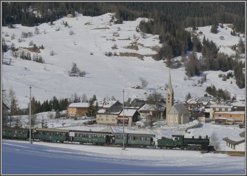 whrend der gegenberliegende Hang mit den zwei Skiliften bereits seit einer Stunde in der Sonne liegt, erreichten die ersten Sonnenstrahlen die unterste Ebene der Doppelschlaufe von Bergn genau in dem Moment als der Dampfzug talwrts fuhr. G 4/5 108  Engiadina  vor dem Dorf Bergn. (20.02.2008)