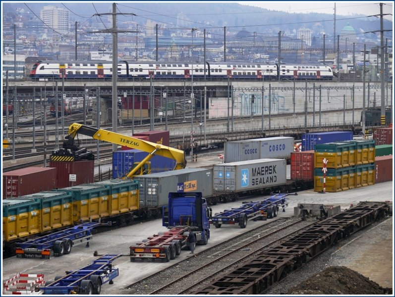 Whrend im Gterbahnhof Container verladen werden, berquert ein RABe 514 Dosto den Wipkinger Viadukt in Zrich Vorbahnhof. (31.03.2009)