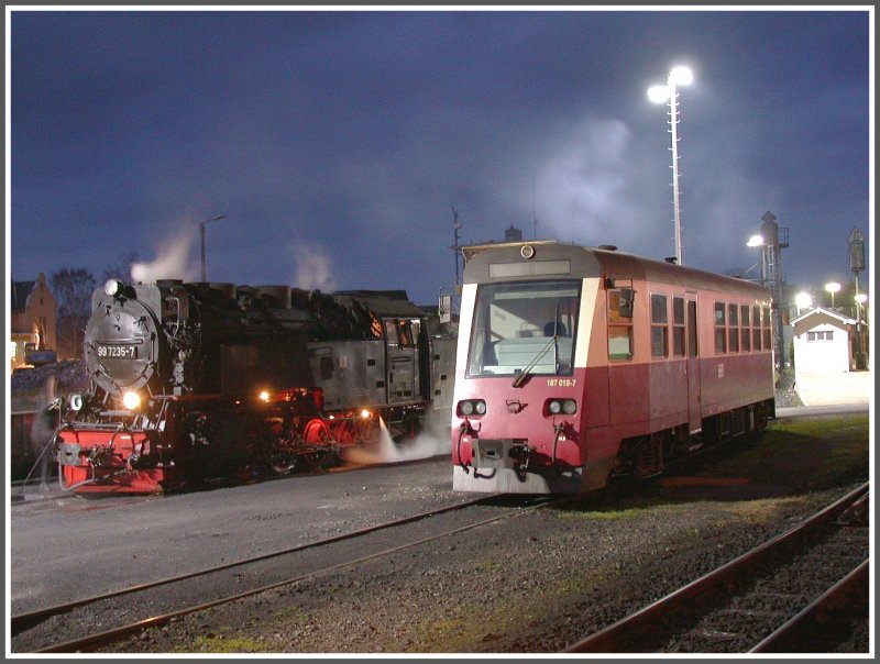 Whrend der Halberstdter 187018-7 keinen Ton von sich gibt, zischt und schnaubt die 997235-7 frhlich vor sich hin.
Abendstimmung der besonderen Art in Wernigerode. (13.12.2006)