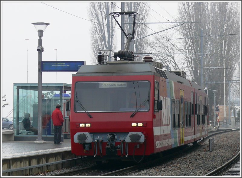 Whrend in Heiden auf 800m die Sonne schien, herrschte am Bodensee dicke Nebelsuppe. BDeh 3/6 25 erreicht Rorschach Hafen. (14.02.2008)