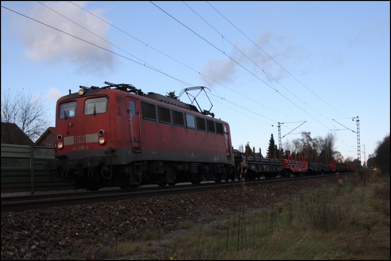 Whrend der Himmel etwas besser wurde, schob sich eine Fotowolke vor die Sonne...140 495 fhrt mit einem Gterzug mit Rundstahl Richtung Ruhrgebiet.