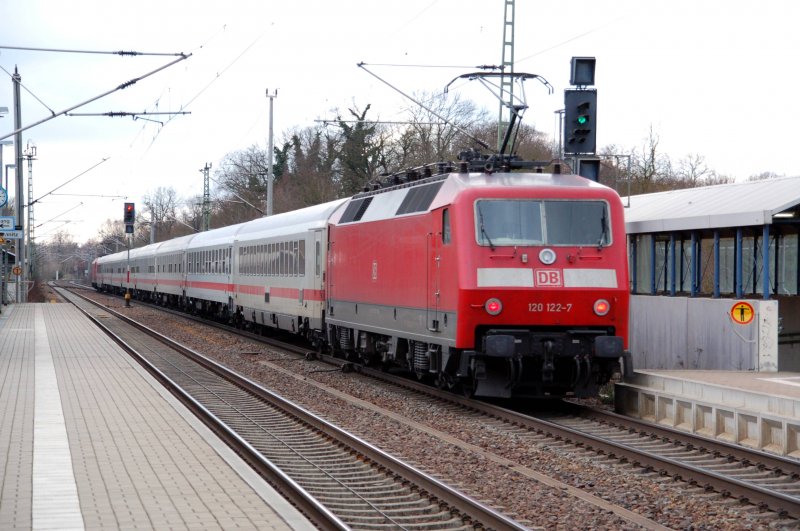 ...whrend hinten 120 122 schiebt, hier bei der Durchfahrt durch Burgkemnitz Richtung Leipzig.