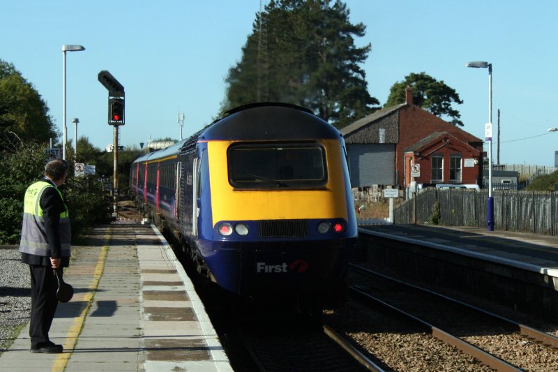 Whrend die HST in den Midlands und auf den Crosscountry-Diensten durch Meridian und Voyager ergnzt werden, sind diese rund 35-jhrigen Zge nach dem Verkauf der  Adelante  wieder alleine fr den Great-Western-Fernverkehr verantwortlich. 43 030 hat hier soeben mit dem 8:18-Zug Paddington - Exeter St. Davids die kleine Station Castle Cary verlassen. (12.10.2009). 