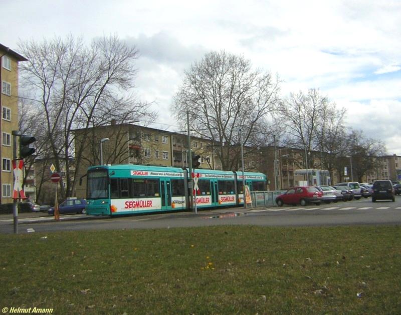 W�hrend ich am 25.03.2006 am Riedhof auf den Sonderzug mit dem Museumstriebwagen der Bauart O wartete, geno� ich das erste Mal in diesem Jahr auf der Wiese sitzend die Fr�hlingssonne. Bei der Gelegenheit entstand diese Aufnahme vom S-Triebwagen 215 auf dem 1. Zug der Linie 14 nach Bornheim kurz nach Abfahrt an der Haltestelle Stresemannallee/M�rfelder Landstra�e.