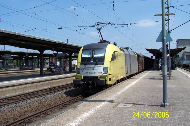 Whrend ich auf den Graz-Duisburg-Express wartete, der sich bis 15.24 in Ffm-Hchst nicht blicken lie, obwohl dieser Zug ja samstags ber Hchst fahren soll (siehe Fotograf Olaf Just, 185 528 in Niederrad), fuhr die TXLogistik Nettlog mit diesem Zug durch. Sie hatte Zug- (006) und ES 64 U2 012 als Schublok (Bild).