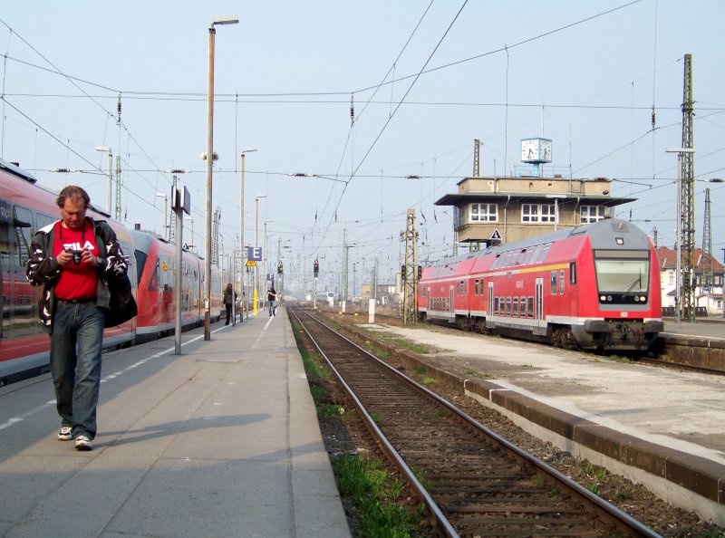 Whrend ich noch immer bei der Arbeit bin, schaut Rolf sich schon wieder seine Ausbeute an. Der Zug (RB 26313) kam brigens aus Bitterfeld und fhrt nach seinen 14 Minuten Aufenthalt wieder dahin zurck. Leipzig Hbf den 04.04.2009 