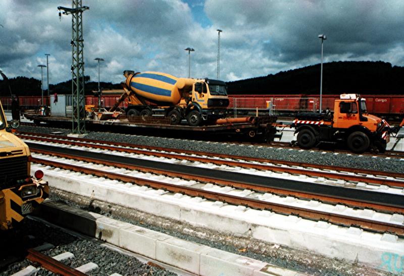Whrend der letzten Bauphase an der NBS Kln - Rhein/Main waren einige Zweiweg-Unimogs mit Baumaschinen am Bahnhof Montabaur abgestellt. (9.9.2001)