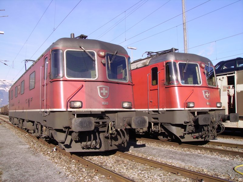 Whrend die linke Re 6/6 11649 mit mir gleich mal den GB Buchs SG verlsst. wartet die rechte Re 6/6 11652 noch auf ihren Lokfhrer.
24.01.08