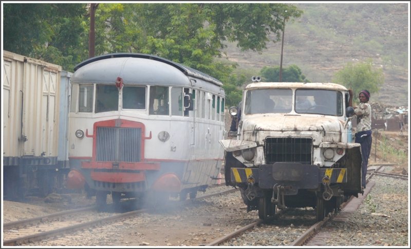 Whrend Littorina Nr2 noch auf die Weiterfahrt wartet, geht der Bahndienst LKW wieder auf die Strecke. (29.10.2008)