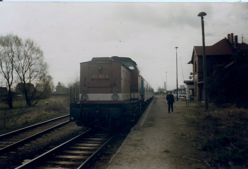 Während der Lokführer die 202 627,im April 1997 an die Regionalbahn nach Bergen/Rügen in Lauterbach ankuppelt,begab sich die Zugführerin zum Fernsprecher um mit dem Fahrdienstleiter in Putbus die Zugmeldung zu machen.