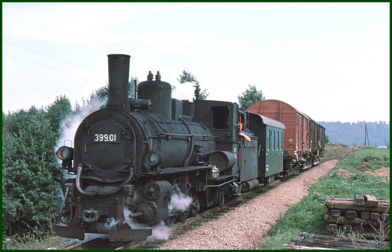 Whrend der Lokfhrer lssig auf seiner Maschine hockt und die Gegend geniesst, arbeitet 399.01 schwer eine Steigung hinauf. (Archiv 09/75)