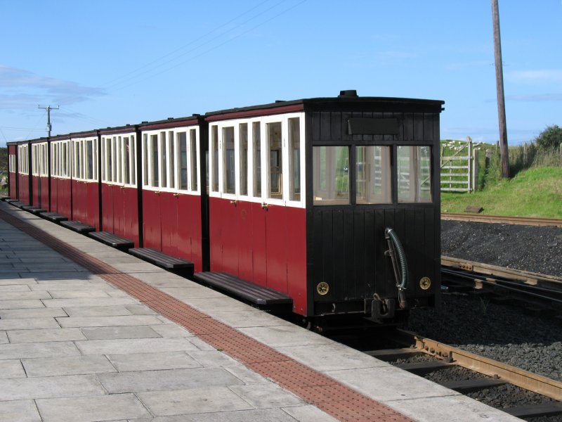 Whrend die Lokomotive mit neuen Vorrten im Bahnhof
von Giant's Causeway versorgt wird, wartet die Wagengarnitur auf Fahrgste nach Bushmills.
(22.09.2007)
